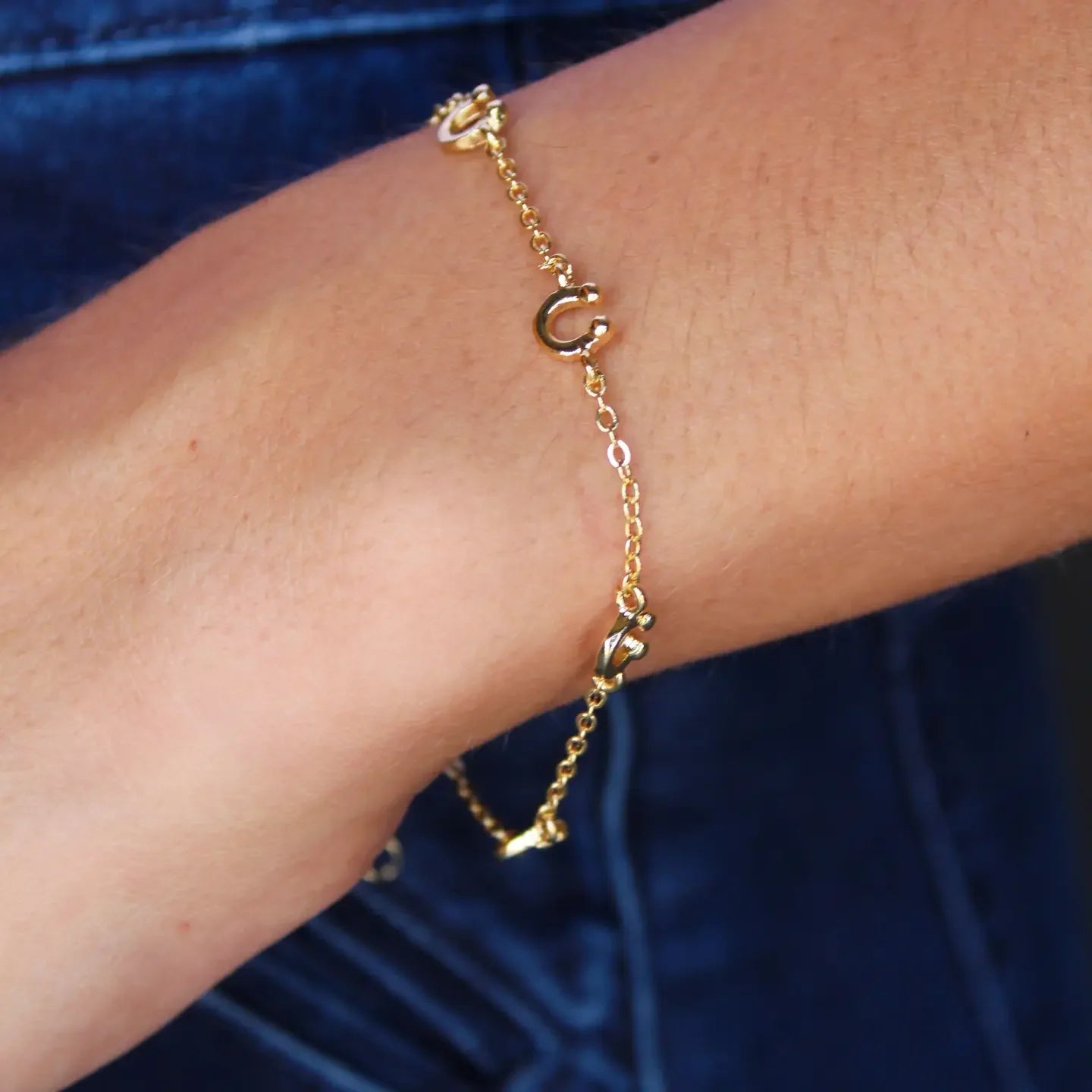 West & Co 18k Gold Plated Horseshoe Charm Bracelet WC-BR21G
