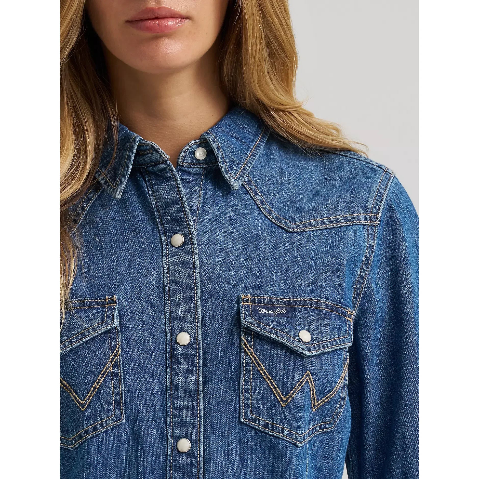 Women's Wrangler Denim Barrel Sleeve Western Snap Shirt 112382693