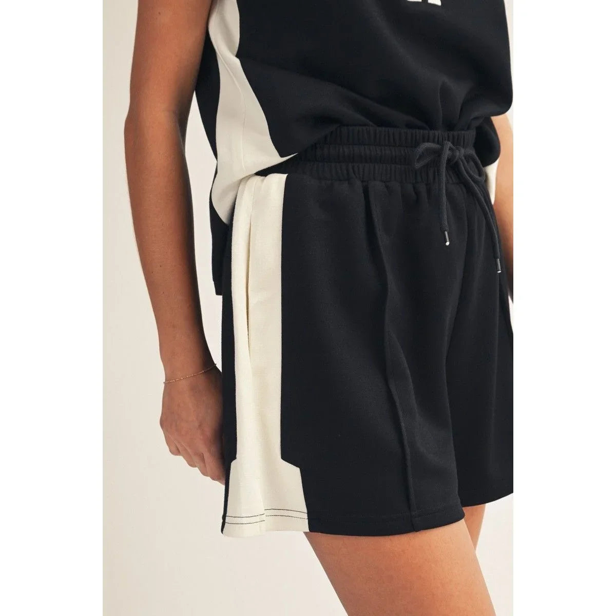 Women's Jodifl Contrast Accent Casual Top and Shorts Set H50441-SET