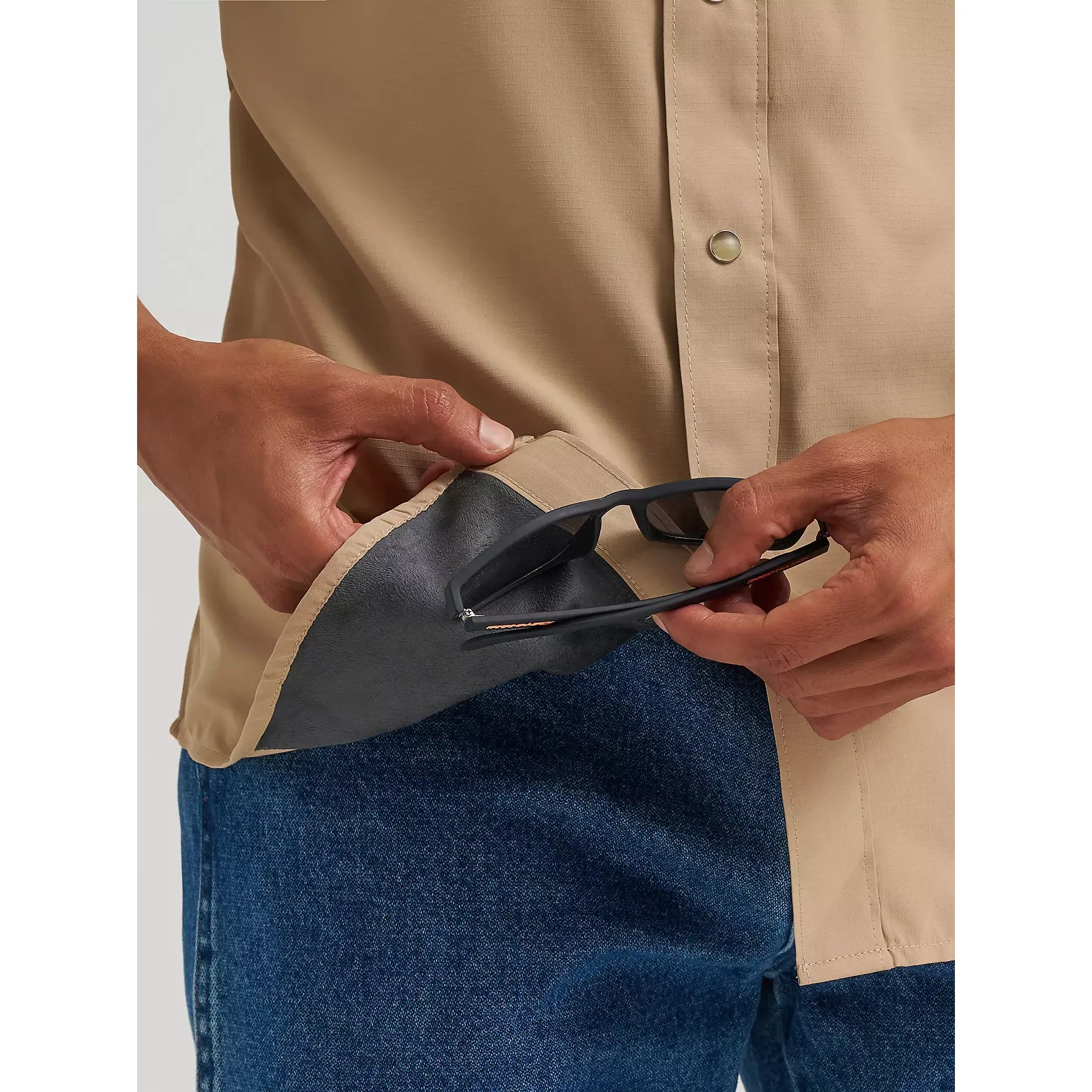 Men's Wrangler Travertine Performance Short Sleeve Shirt 112375133