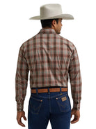 Wrangler Men's Biscotti Wrinkle Resist Long Sleeve Western Snap Plaid Shirt 112381649