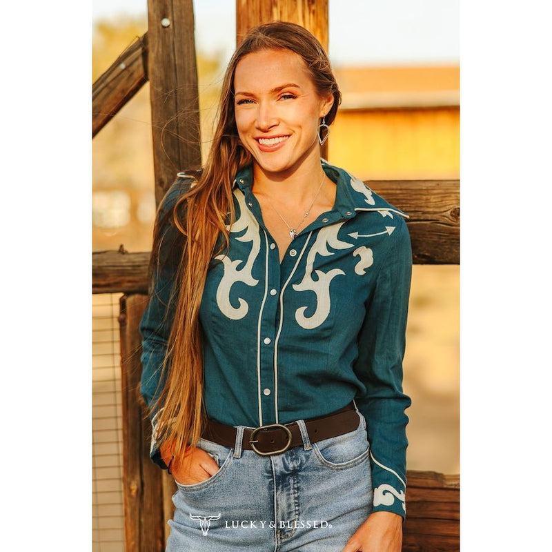 Chemise boutonnée pour femme, couleur turquoise et ivoire, avec empiècement brodé, surpiqûres contrastées et passepoil TO938-TL